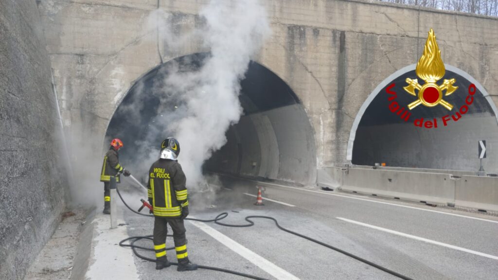 A16, incendio in direzione Baiano, paura per un uomo. FOTO