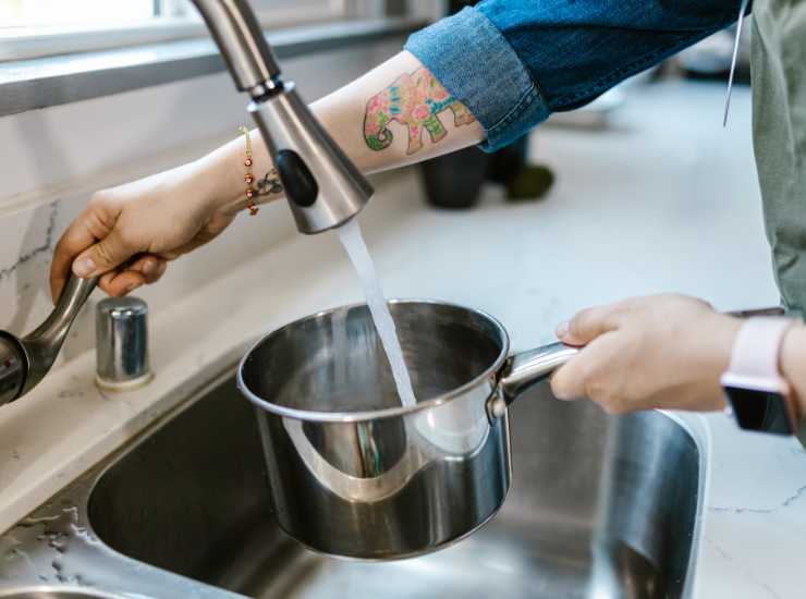 Acqua come bene di lusso bollette da oltre 600 euro - Mandamentonotizie.it (Fonte foto Canva)