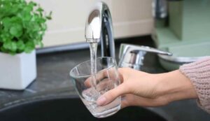 Acqua come bene di lusso bollette da oltre 600 euro - Mandamentonotizie.it (Fonte foto Canva)