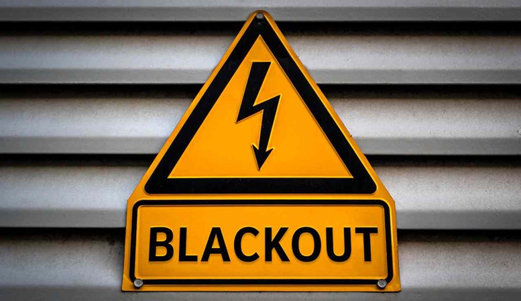 Allerta blackout, si sta per abbattere sull’Italia: niente internet, niente GPS, niente bancomat per giorni | Dramma peggio della Spagna