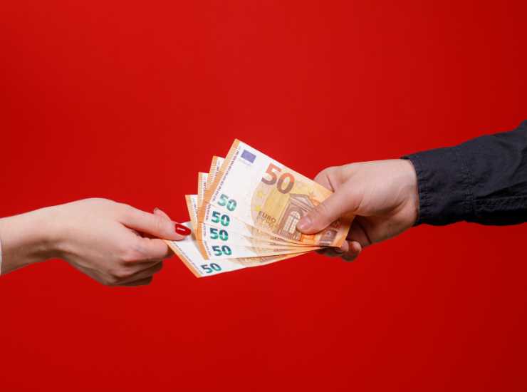 Caro vita 200 euro in più sul conto - Mandamentonotizie.it (Fonte foto Canva)