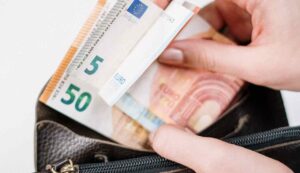 Caro vita 200 euro in più sul conto - Mandamentonotizie.it (Fonte foto Canva)