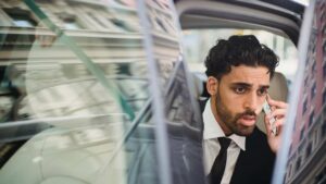 Cosa succede se il telefono vibra mentre si guida - mandamentonotizie.it - 20250521