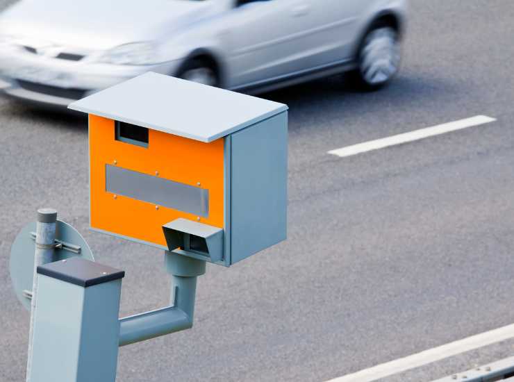 Guidare oltre i 40 kmh multa - Mandamentonotizie.it (Fonte foto Canva)