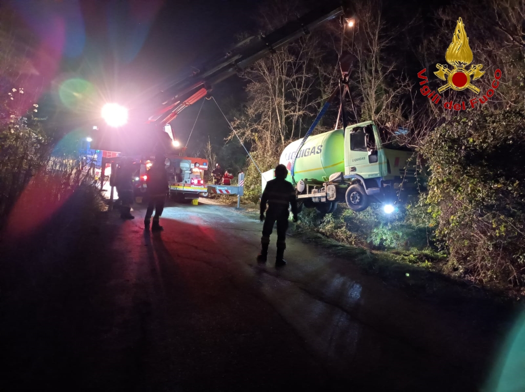 Autocisterna GPL finisce nel nocelleto, spavento per un 54enne. FOTO