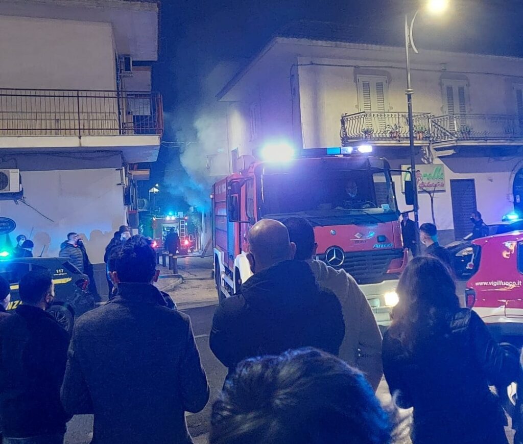 MUGNANO. Paura in centro, abitazione in fiamme. VIDEO- FOTO