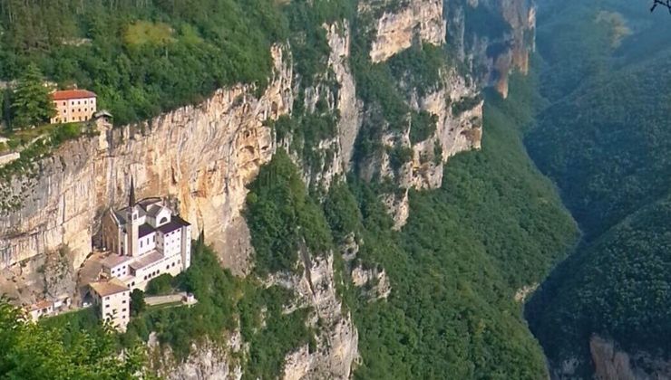 La chiesa incastonata nella roccia - mandamentonotizie.it - 20250526