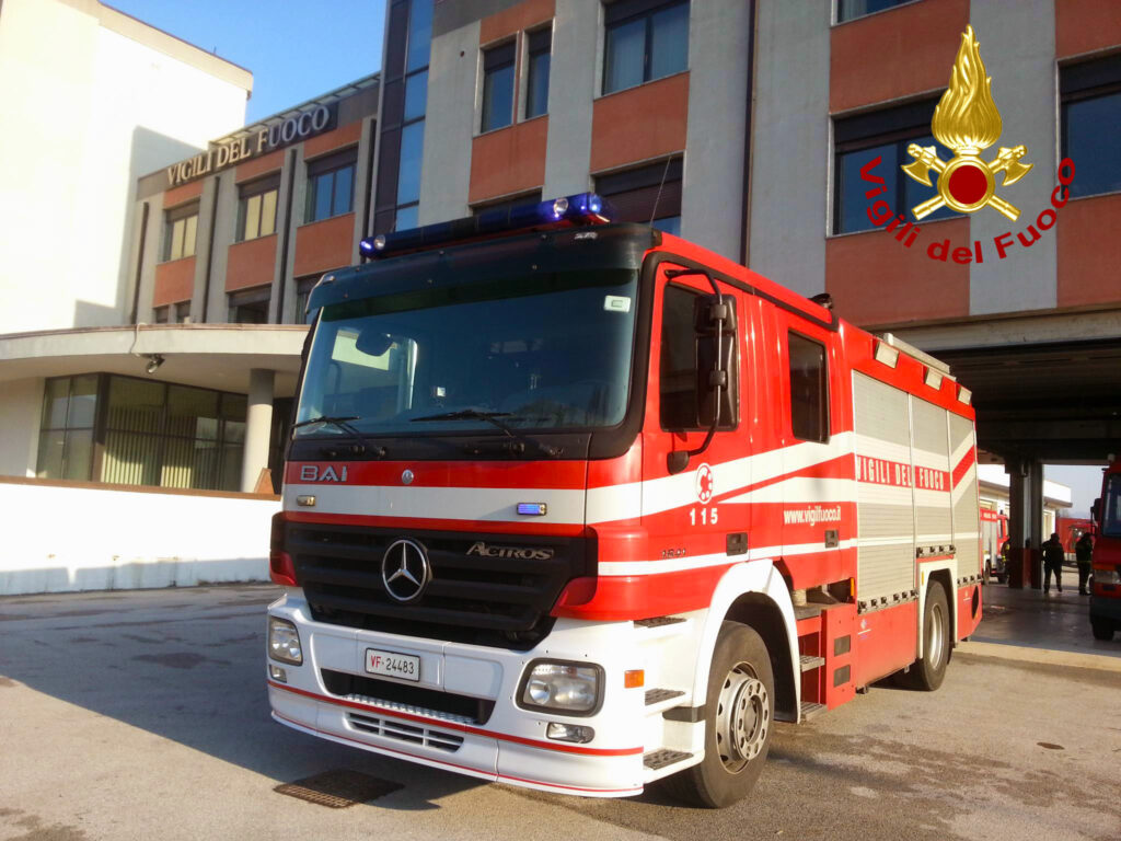 Fiamme alla sede Asl, intervengono i Vigili del Fuoco