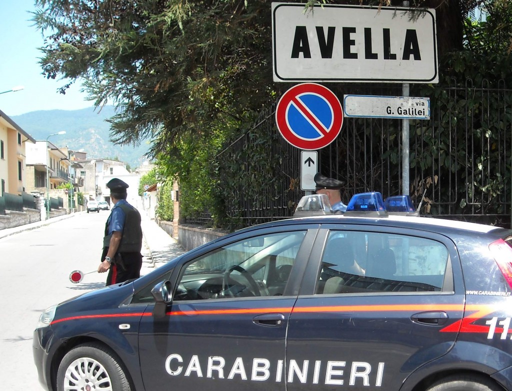 AVELLA. Alla guida senza patente e con banconote false: due uomini nei guai