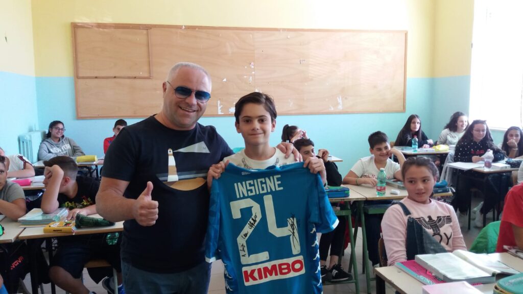 QUADRELLE. Per Luigi De Gennaro, figlio di Benigno, in dono la maglia del calciatore del Napoli Insigne