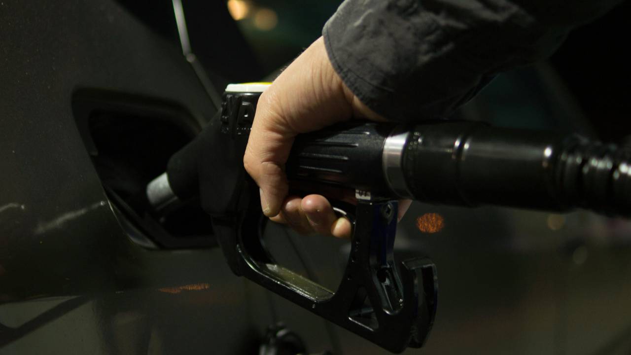 Benzina in calo, chi la fa qui risparmia tantissimo - mandamentonotizie.it - 20250610