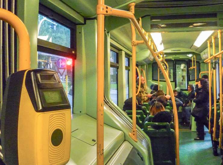 Biglietti autobus alle stelle - Mandamentonotizie.it (Fonte foto Canva)