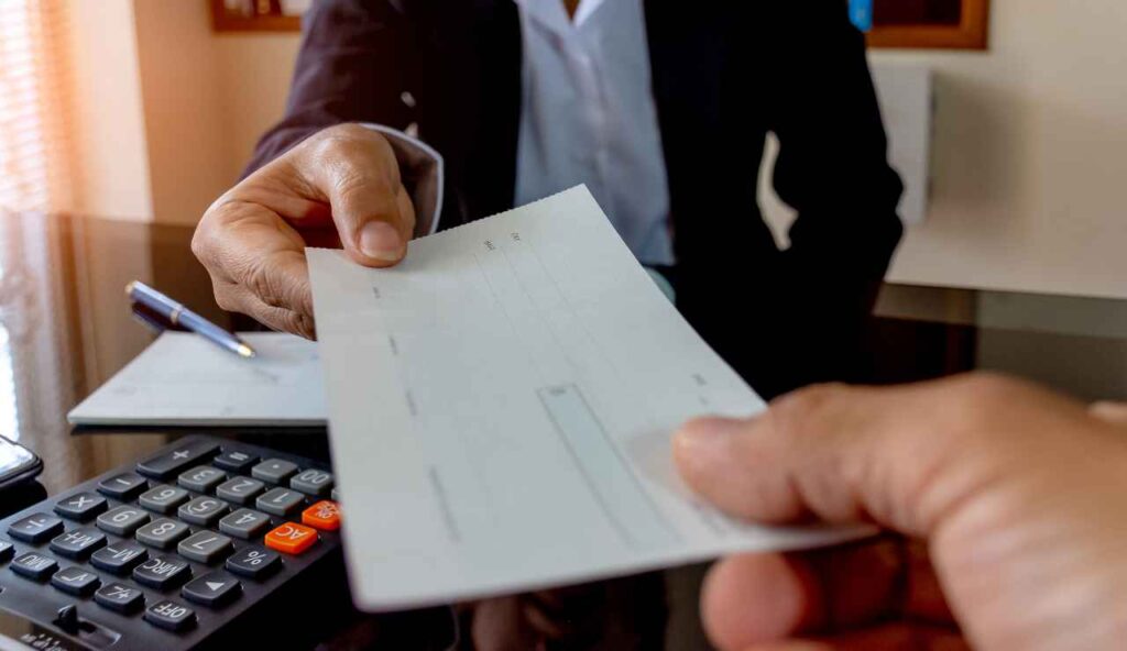 BUSTA PAGA BLOCCATA – Mancano queste 3 lettere e perdi 220 euro netti al mese | L’errore è nel campo del datore