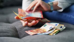 Famiglie ti spettano 1820 euro - Mandamentonotizie.it (Fonte foto Canva)