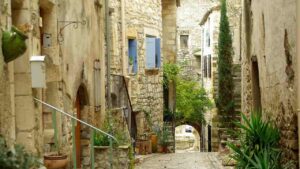 I vicoli di un borgo medievale - mandamentonotizie.it - 20250605