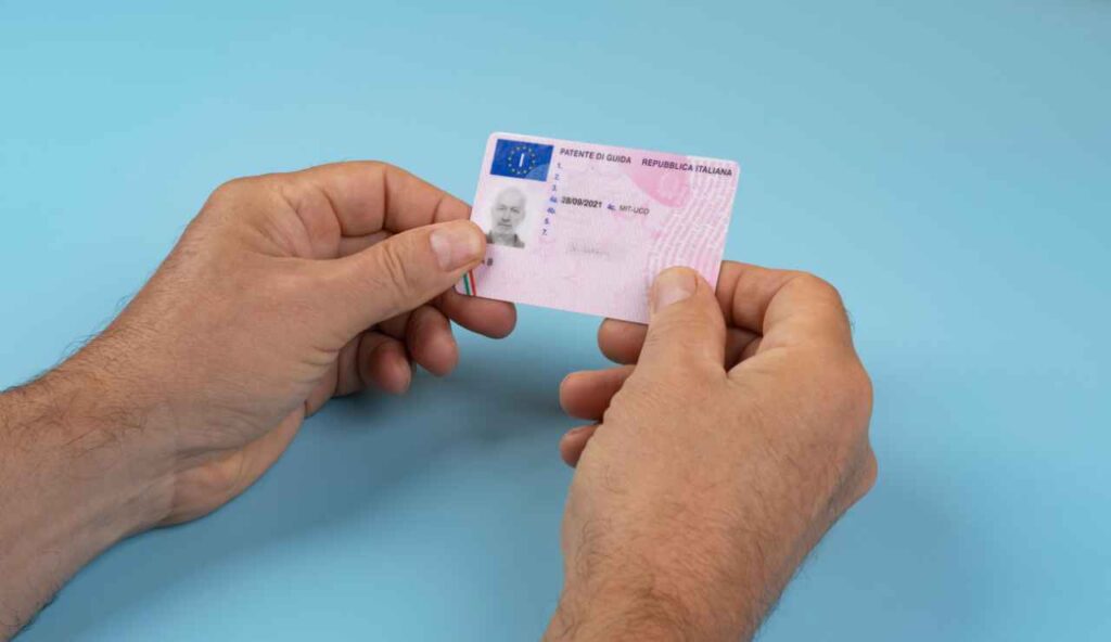Patente di guida addio rinnovo decennale - Mandamentonotizie.it (Fonte foto Canva)