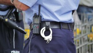 Posti di blocco ti possono perquisire la macchina - Mandamentonotizie.it (Fonte foto Canva)