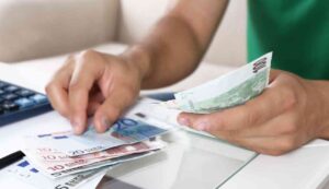 Busta paga in arrivo 1500 euro in più - Mandamentonotizie.it (Fonte foto Canva)