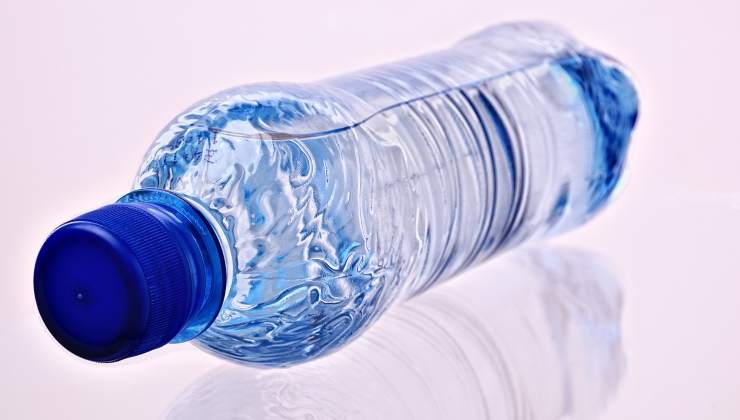 Come usare una bottiglia d'acqua al posto del ferro da stiro - mandamentonotizie.it - 20250717