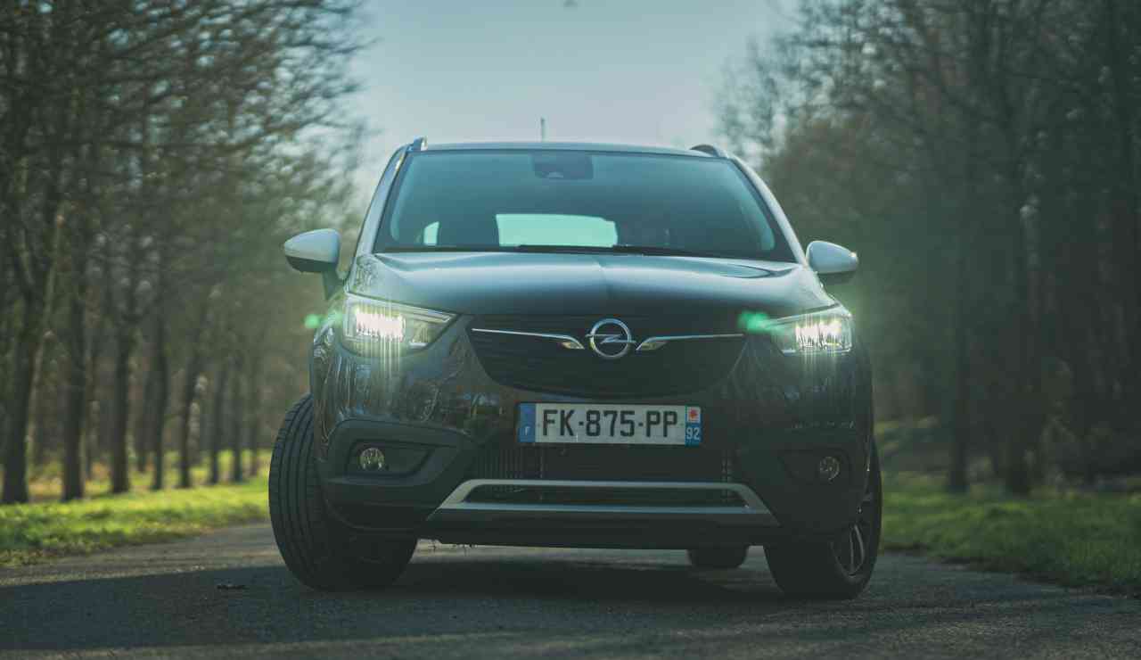 Fari estivi in questo caso ti multano più di 168 euro - Mandamentonotizie.it (Fonte foto Canva)