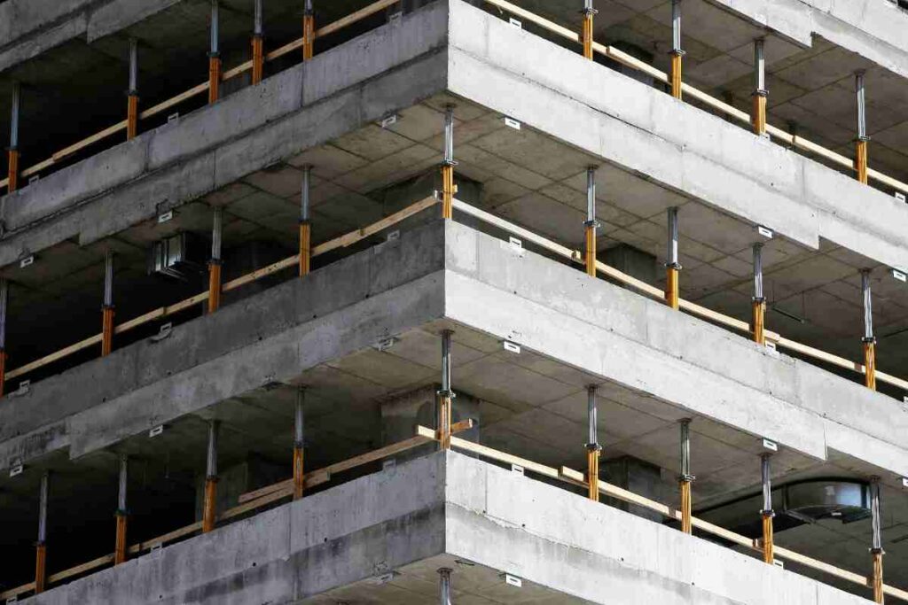 Degrado al parcheggio del Piano di Zona a Pietrastornina: l'area è pericolosa, bisogna intervenire