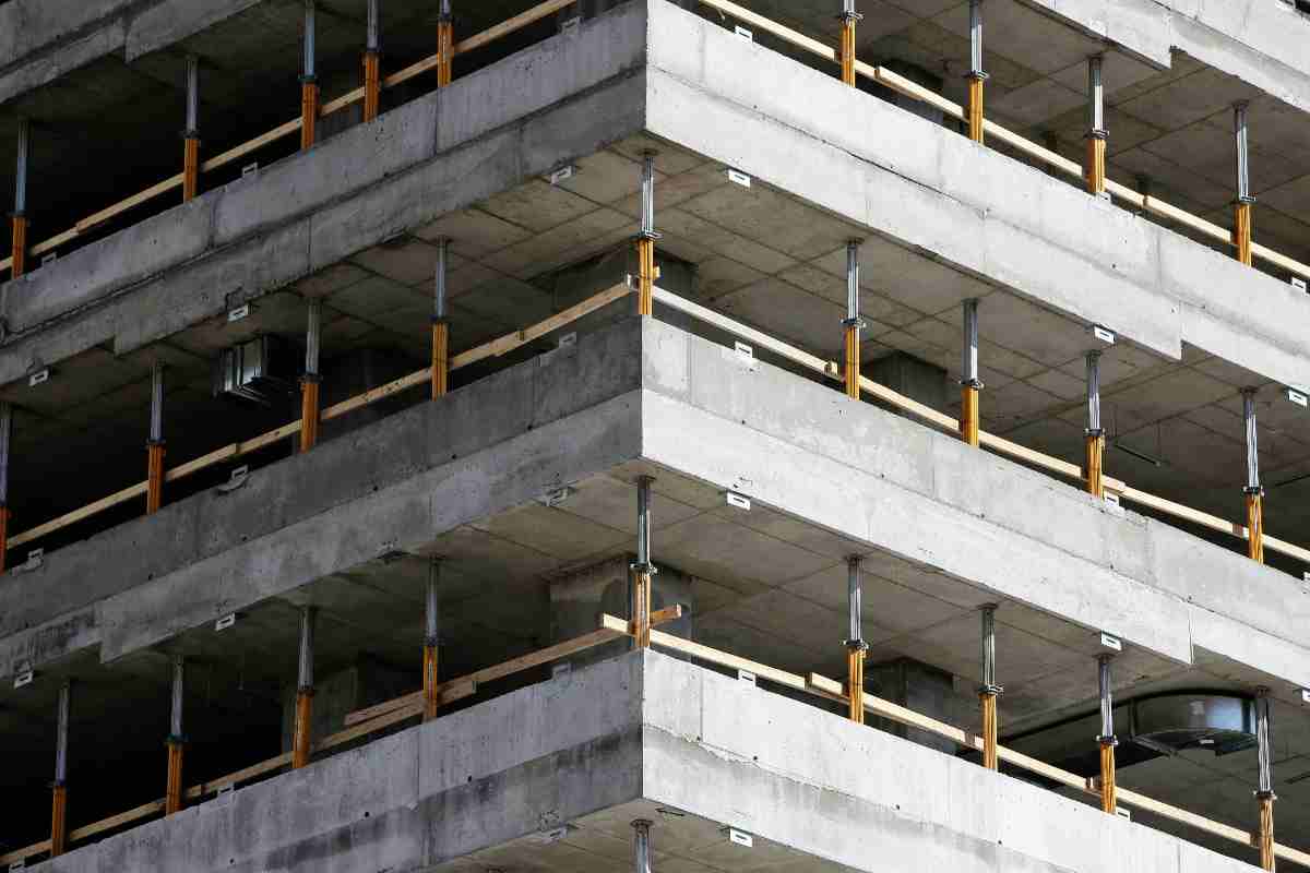 Degrado al parcheggio del Piano di Zona a Pietrastornina: l'area è pericolosa, bisogna intervenire