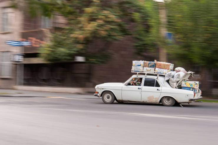 carico sporgente in auto
