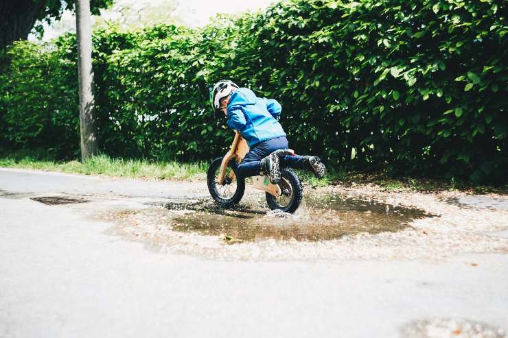 bambino in bici