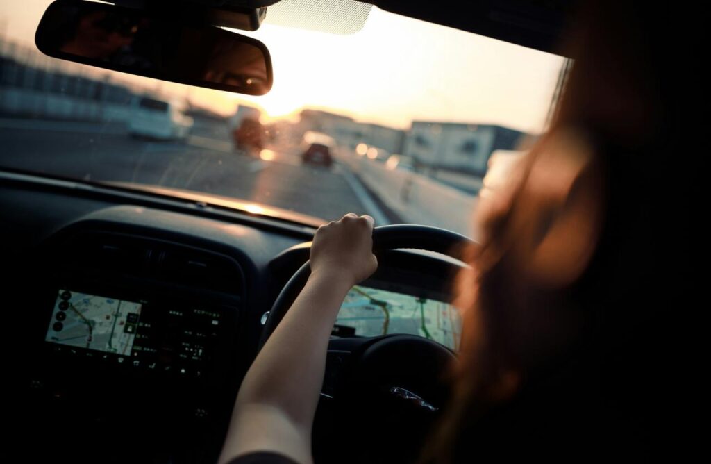 donna al volante