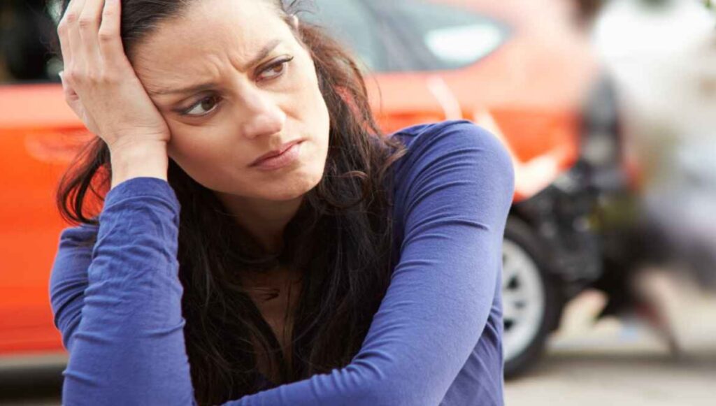 Donna preoccupata per un incidente in auto