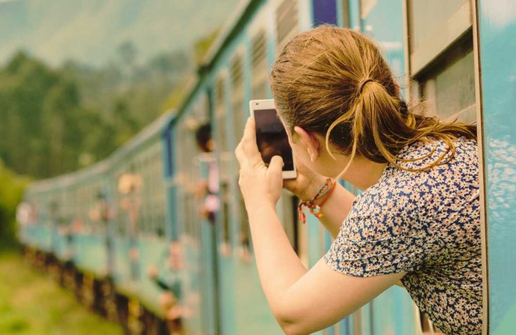 Ragazza scatta fotografie dal treno