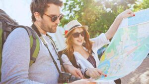 Turisti guardano la cartina