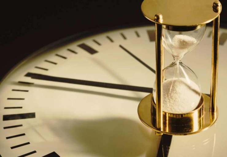 Clessidra e orologio segnano il tempo