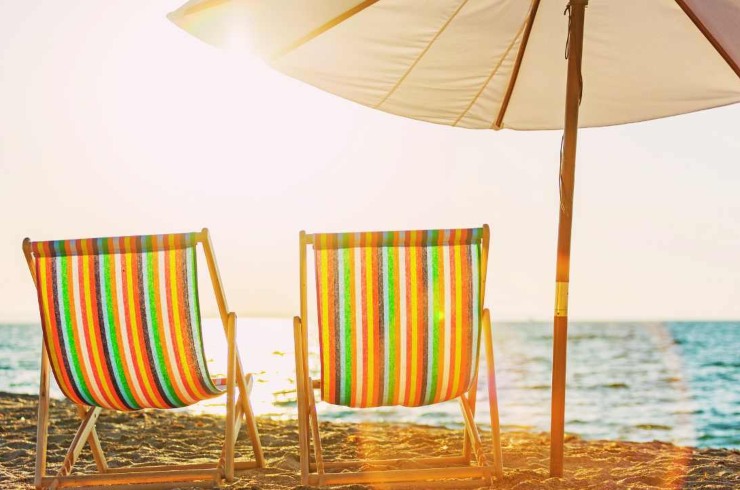 Ombrelloni abusivi sulla spiaggia