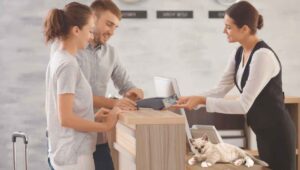 Turisti alla reception dell'hotel