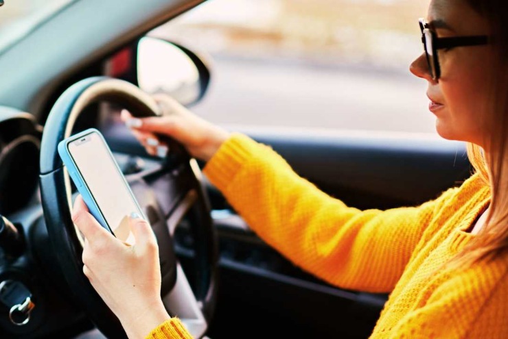 Smartphone in auto: rischio patente