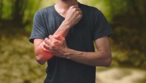 Uomo disperso nei boschi