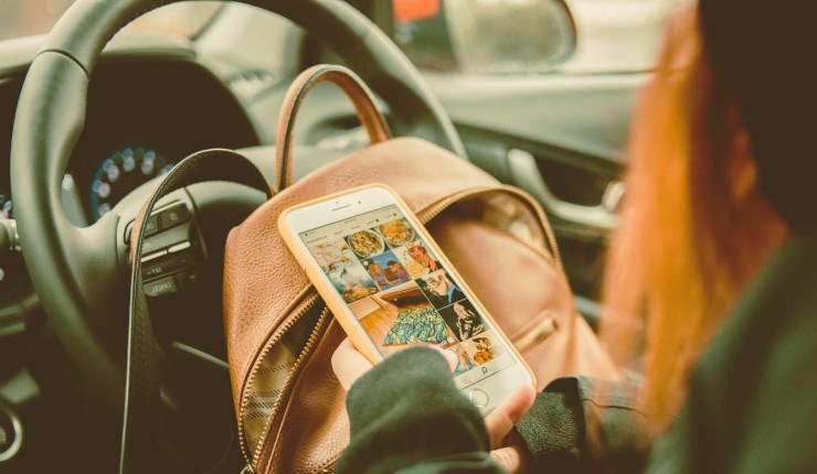Usare il cellulare al semaforo